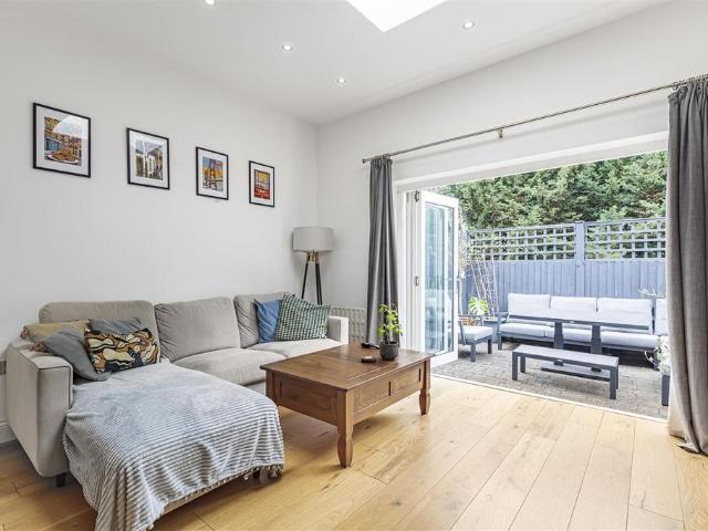 Flat for sale in London Borough of Croydon, Addiscombe