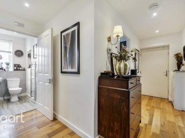 Flat for sale in London Borough of Croydon, Greater London