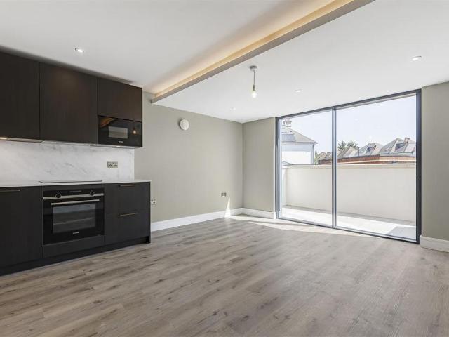 Flat for sale in Streatham, Greater London