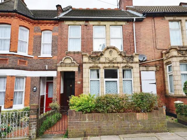 Flat for sale in Spring Park, Luton