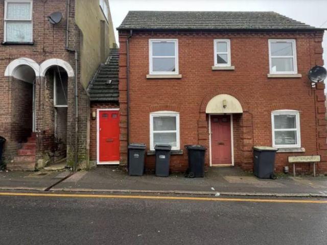 Flat for sale in Spring Park, Luton