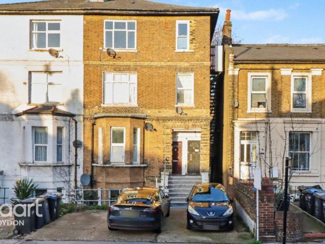 Flat for sale in London Borough of Croydon, Greater London