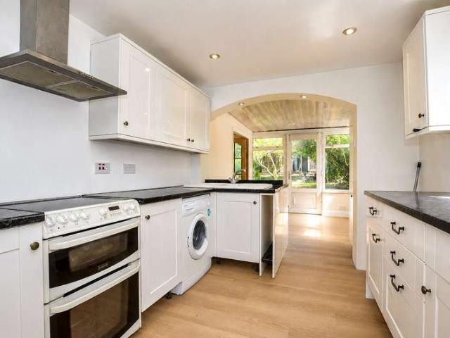 Bungalow for rent in Watford Rural, Batchworth