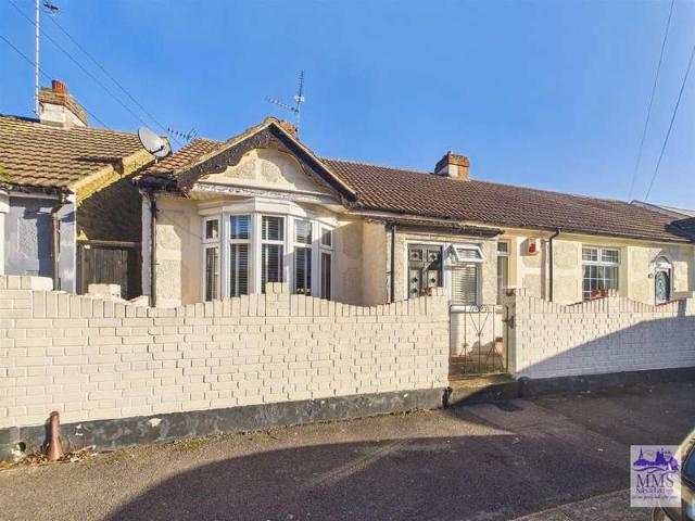 Bungalow for sale in Luton, Chatham