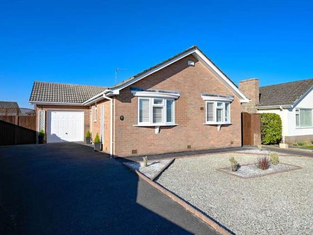 Bungalow for sale in Oakley, Merley