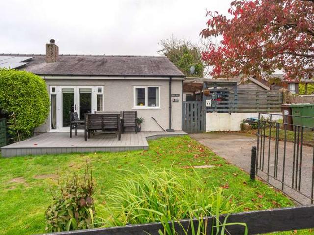 Bungalow for sale in Rhostryfan, Wales