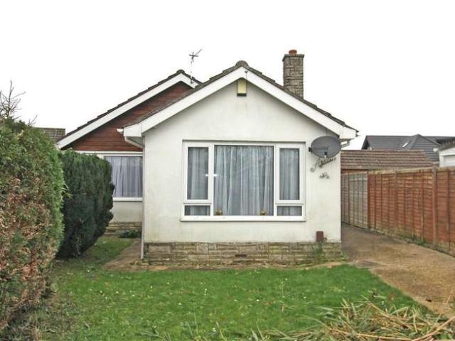 Bungalow for rent in Throop, Bournemouth