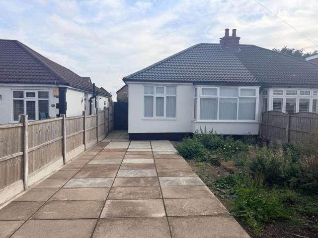 Bungalow for rent in London Borough of Ealing, Greater London