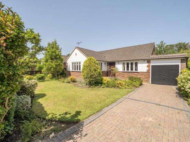 Bungalow for sale in Heol-las, Surrey