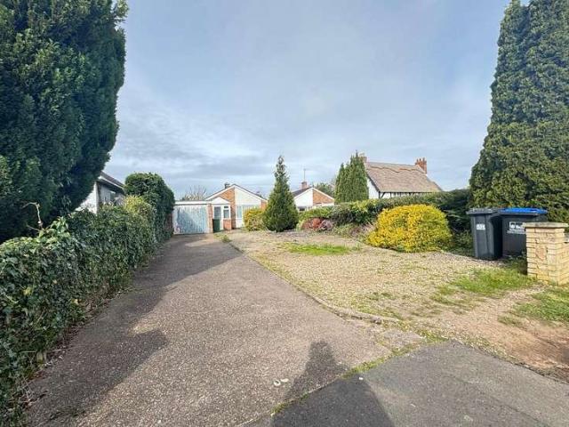Bungalow for rent in Whitnash, Green Close