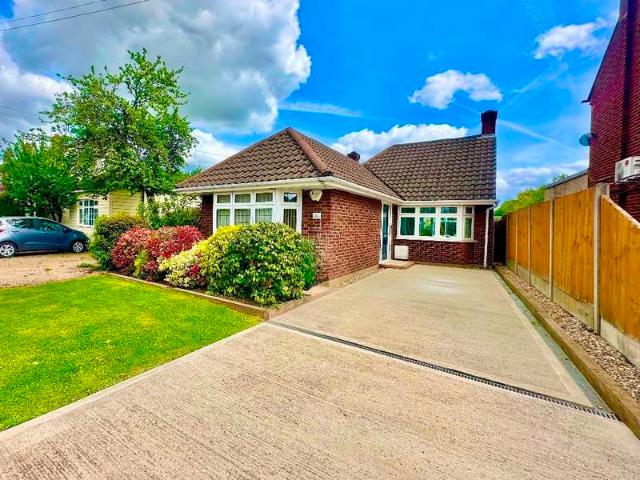 Bungalow for sale in Emerson Park, Greater London