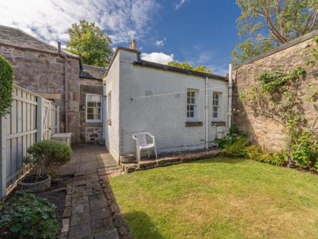 Bungalow for rent in Marchmont, Scotland