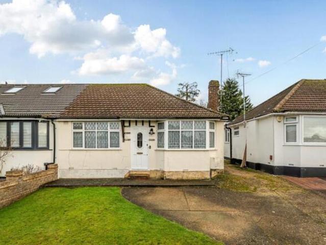 Bungalow for rent in North Watford, Hertfordshire