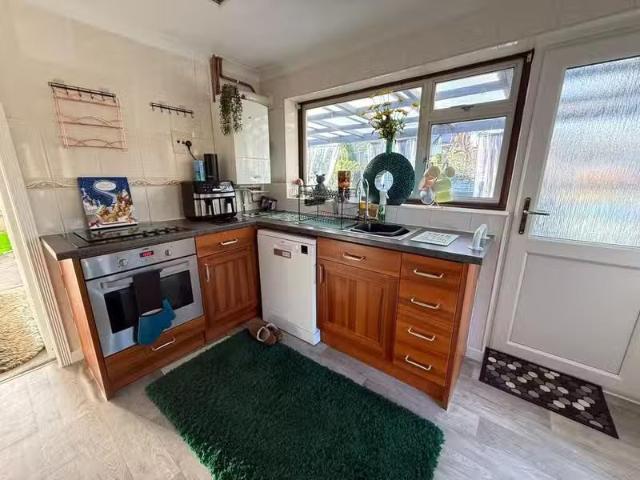 House for rent in Whitnash, Green Close