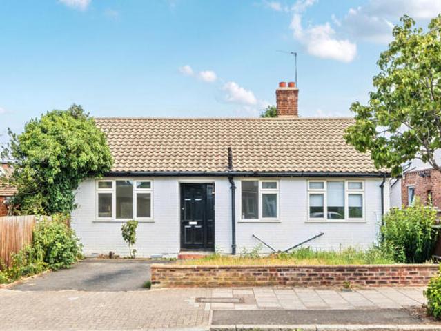 Bungalow for rent in Beckenham, Greater London