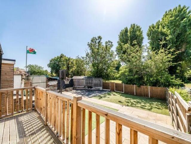 Bungalow for rent in Whitton, Greater London