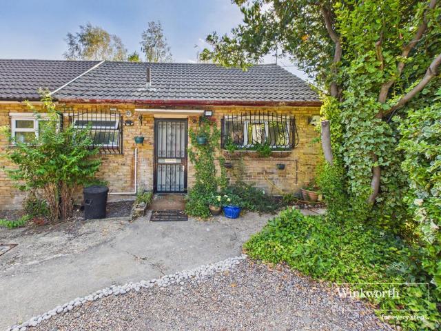 Bungalow for sale in Kingsbury, Greater London
