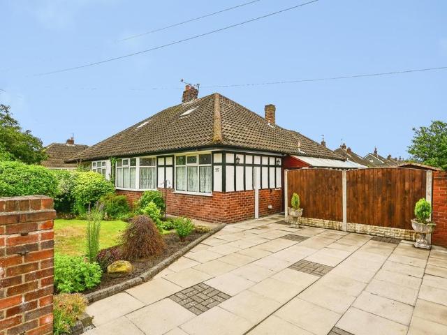 Bungalow for sale in Thornton, Sefton