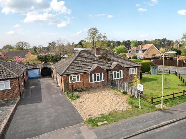 Bungalow for sale in Fleet, Hart