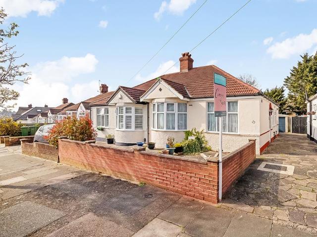 Bungalow for sale in Coldharbour, Greater London