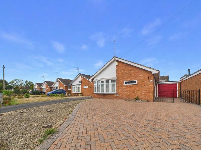 Bungalow for sale in Lower Wick, Worcestershire
