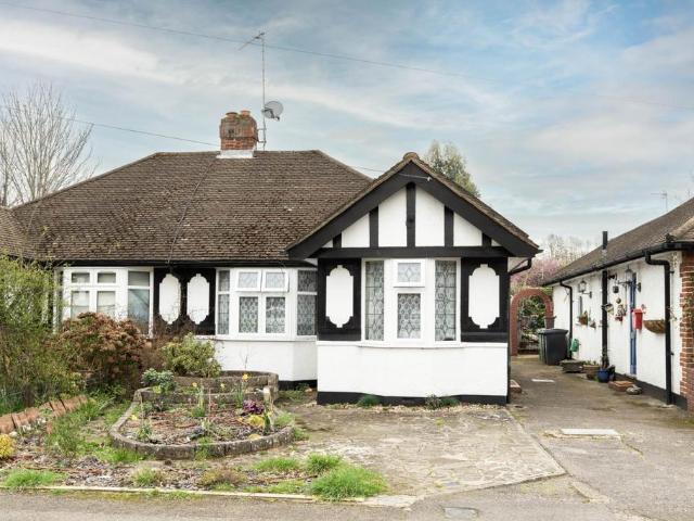 Bungalow for sale in Hook, Greater London