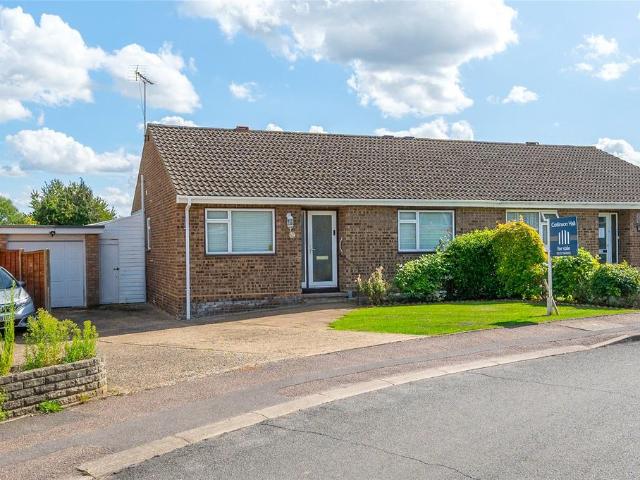 Bungalow for sale in How Wood, Five Acres