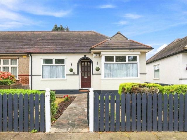 Bungalow for sale in Alton Barnes, Essex