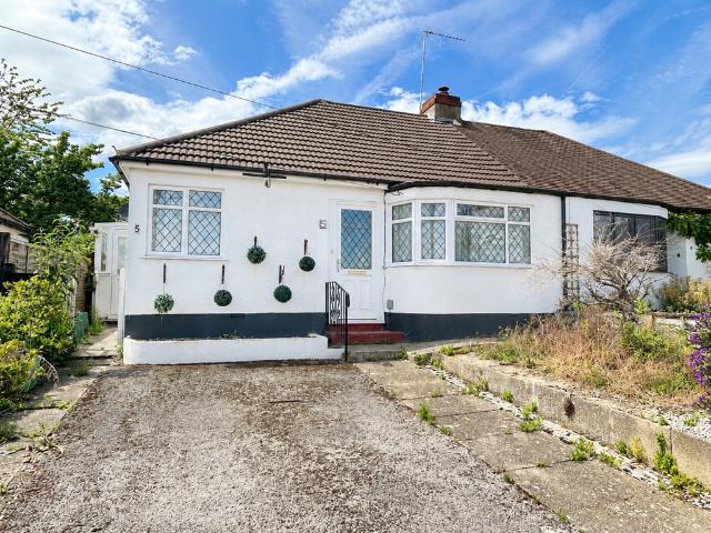 Bungalow for sale in Ramsden, Greater London