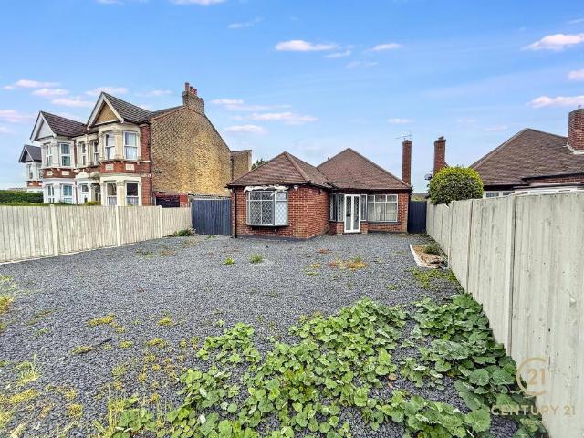 Bungalow for sale in London Borough of Hounslow, Heston