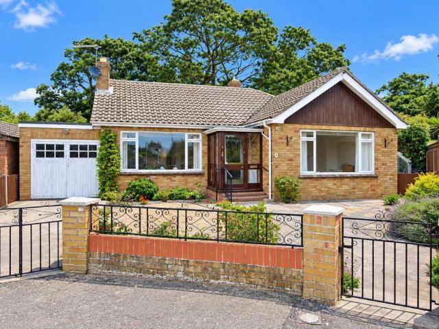 Bungalow for sale in Holland-on-Sea, Dale Hill