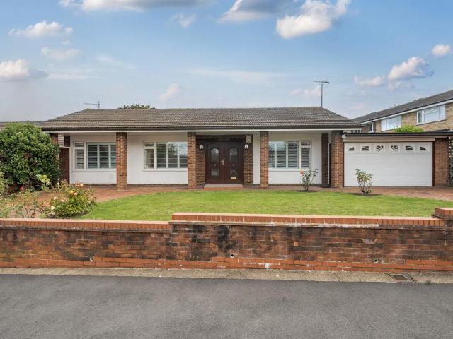 Bungalow for sale in Dunstable, Bedfordshire