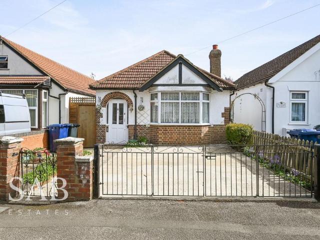 Bungalow for sale in London Borough of Ealing, Greenford