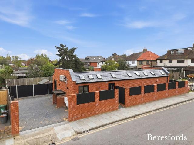 Bungalow for sale in Gidea Park, Greater London