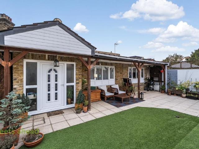 Bungalow for sale in London Borough of Croydon, Greater London