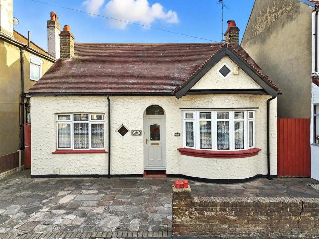 Bungalow for sale in Southchurch, Alton Barnes