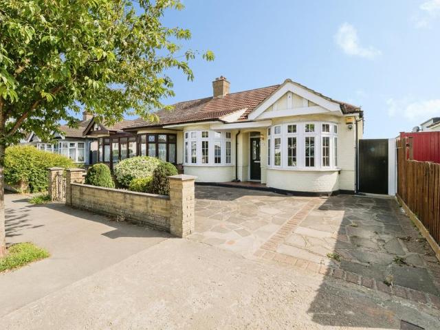 Bungalow for sale in Hornchurch, Greater London