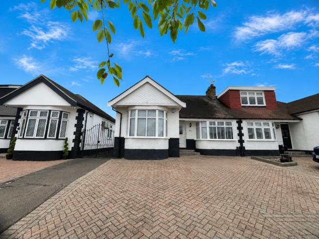 Bungalow for sale in Hornchurch, Greater London