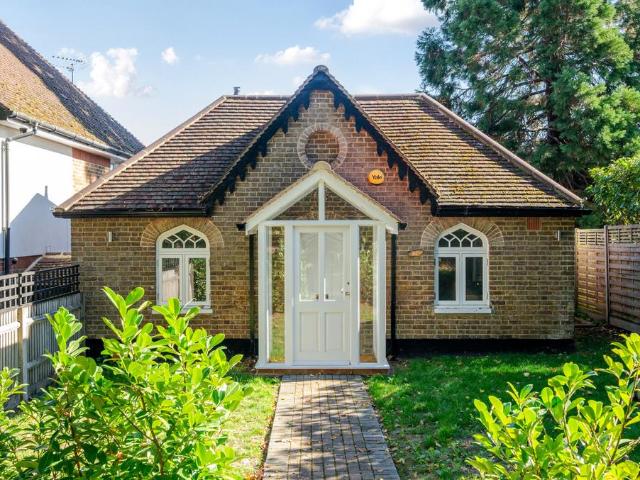 Bungalow for sale in Broom Hill, Greater London