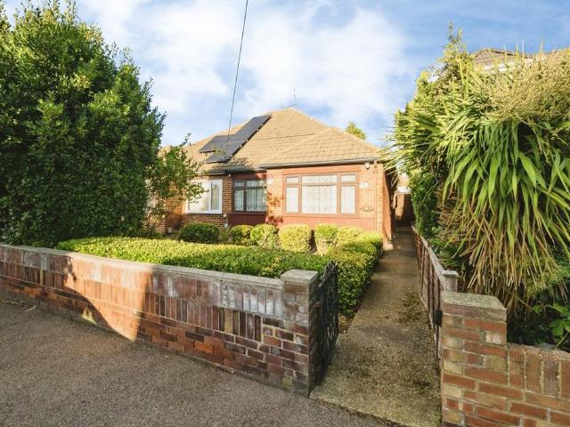 Bungalow for sale in Rainham, Greater London