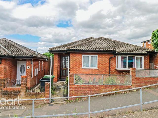 Bungalow for sale in Bennetts End, Pouchen End