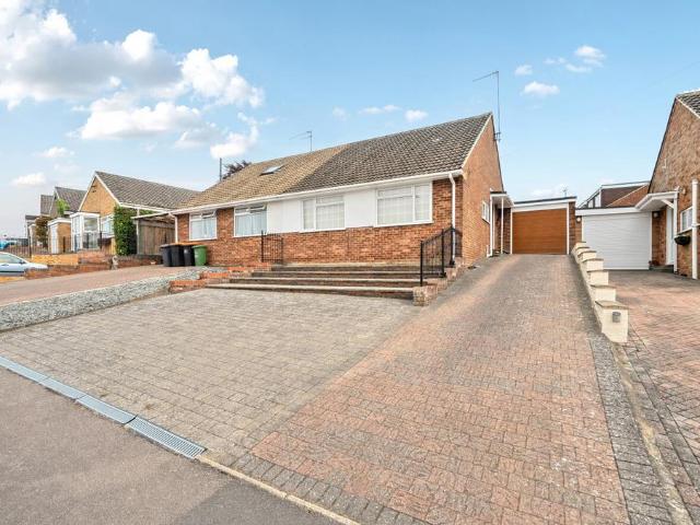Bungalow for sale in Dunstable, Bedfordshire