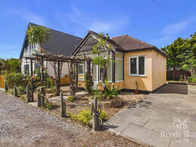 Bungalow for sale in Kinmel Bay, Wales