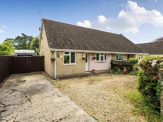 Bungalow for sale in Clanfield, Black Bourton