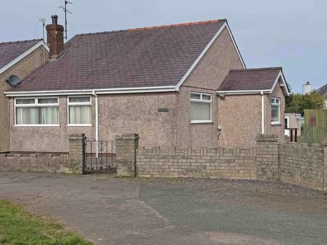 Bungalow for sale in Llanrug, Wales