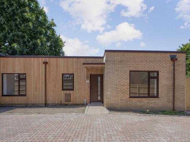 Bungalow for sale in Surbiton, Greater London
