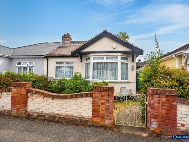 Bungalow for sale in Ardleigh Green, Greater London