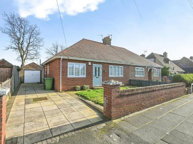 Bungalow for sale in Thornton, Sefton