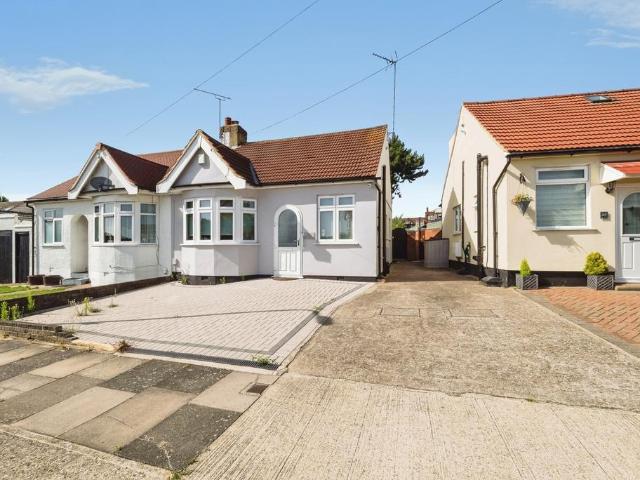Bungalow for sale in Hornchurch, Greater London