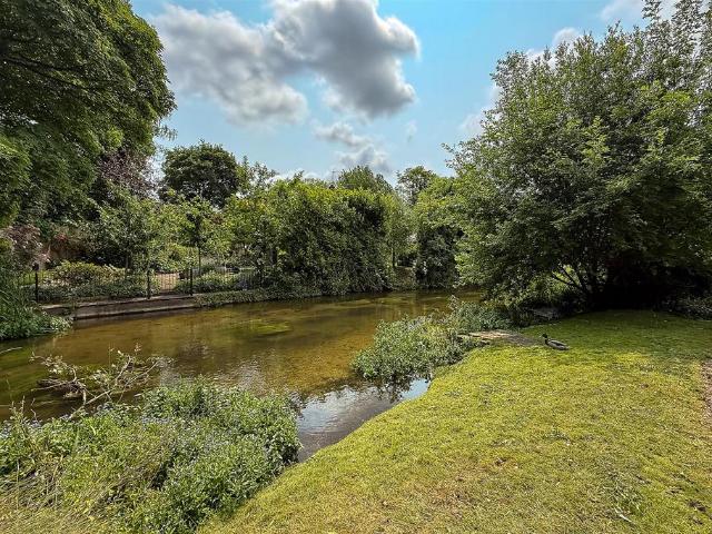 Bungalow for sale in Frogmore, Five Acres
